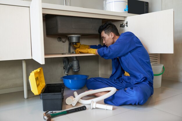 Jak prawidłowo przeprowadzać przegląd instalacji hydraulicznej w domu?