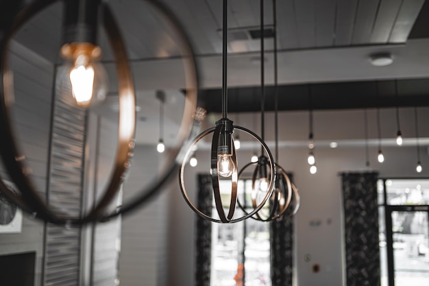 Jak wybrać idealne lampy wiszące do nowoczesnego wnętrza?